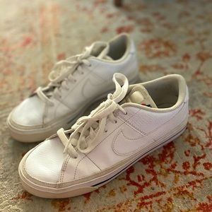 nike white sneakers mens 7 / women’s 8